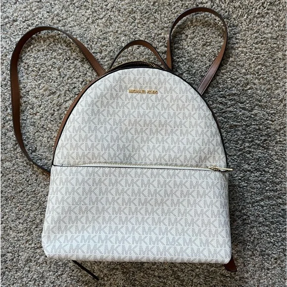 Michael Kors | Bags | Michael Kors Sheila Medium Logo  display picture 3